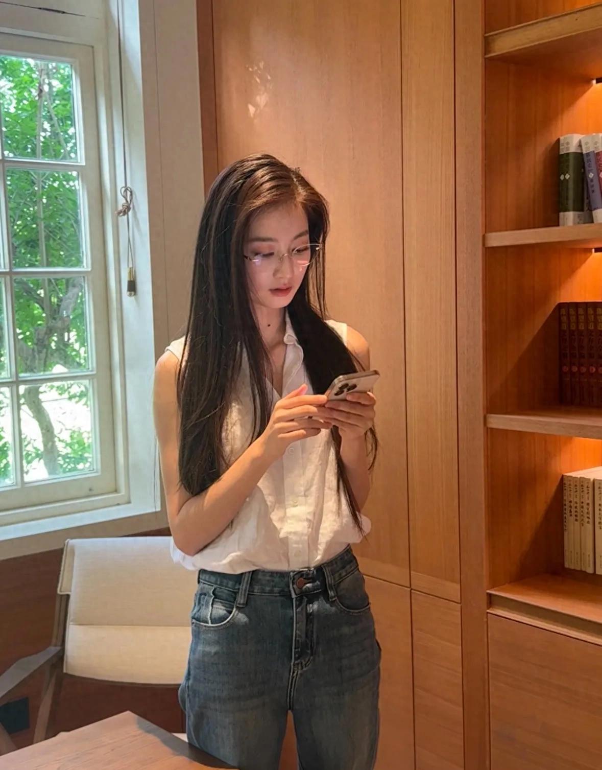 东方卫视冯琳晒日常照，无框眼镜配长发，简约穿搭穿出十足高干风